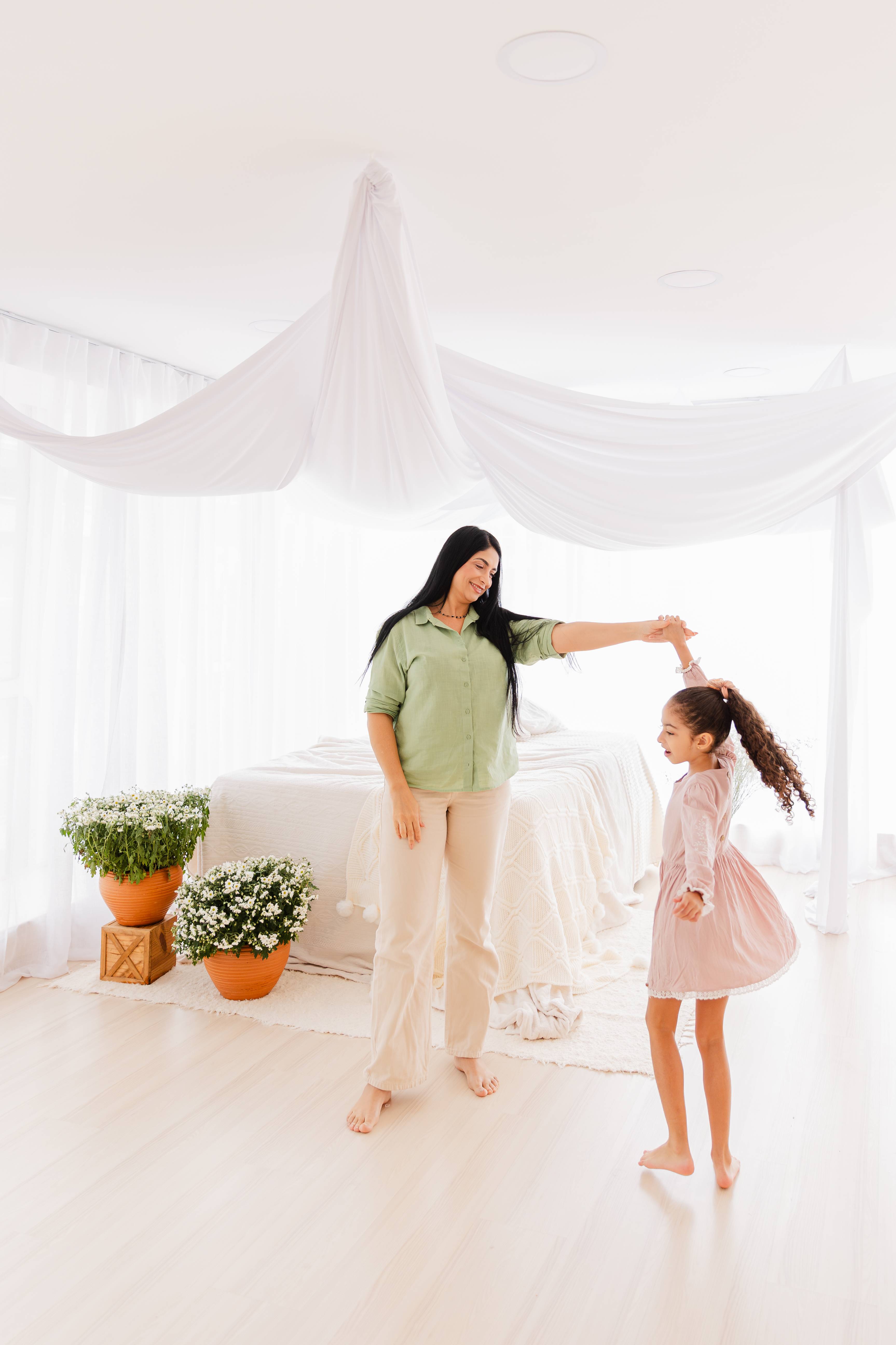 Mãe e filha dançando no estúdio Entrelaços Botafogo